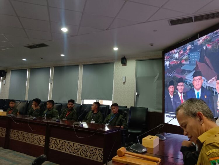 BERKUNJUNG— Puluhan siswa SMPIT Alam Golden School Kota Solok berkunjung ke kantor Dewan Perwakilan Rakyat Daerah (DPRD) Provinsi Sumatera Barat.