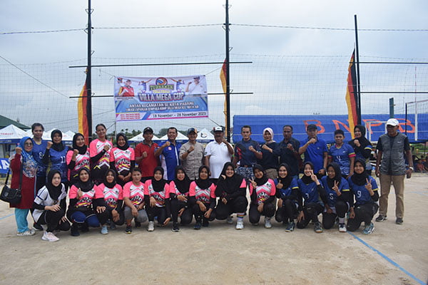 FOTO BERSAMA— Amril Amin, Wakil Ketua DPRD Padang, Didi Ariadi, Asisten Administrasi Umum Kota Padang, foto bersama pemain usai membuka Turnamen Volly Ball Villa Mega, antar Kecamatan se-Kota.