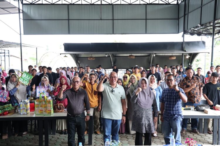 Pentingnya Pengelolaan Sampah Secara Ekonomi Sirkular 1 SOSIALISASI--Ketua DPRD Sumbar bersama peserta sosialisasi pengelolaan lingkungan hidup bagi masyarakat Payakumbuh dan Limapuluh Kota di Agam Jua Art and culture caffe.