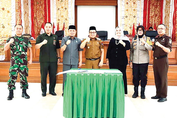 DPRD Kota Payakumbuh Sahkan APBD Tahun Anggaran 2024 1 KETUA DPRD Kota Payakumbuh Hamdi Agus, Wakil Ketua DPRD Wulan Denura, Pj Wali Kota Jasman bersama Forkopimda usai menandatangi
nota kesepahaman APBD tahun anggaran 2024.