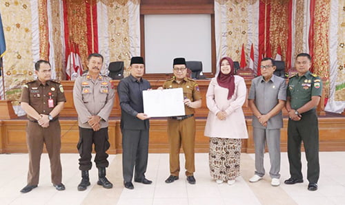 DPRD Kota Payakumbuh Sahkan Ranperda Pajak Daerah dan Retribusi Daerah jadi Perda 1 KETUA DPRD Hamdi Agus dan Pj. Wali Kota Payakumbuh Jasman, saat memperlihatkan Ranperda pajak dan retribusi daerah yang sudah disahkan menjadi Perda.