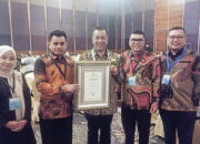 Peduli Lingkungan, Bupati Pessel Rusma Yul Anwar Terima Penghargaan Swastisaba Wistara dari Kemenkes RI