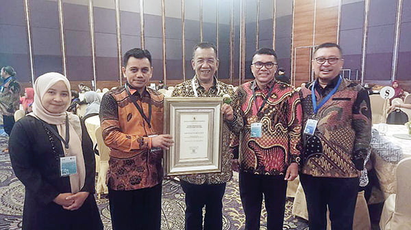 Peduli Lingkungan, Bupati Pessel Rusma Yul Anwar Terima Penghargaan Swastisaba Wistara dari Kemenkes RI 1 BUPATI Pesisir Selatan, Rusma Yul Anwar, didampingi kepala dinas Kesehatan, Syahrizal Antoni, serta Ketua Forum Kabupaten Sehat Efrianto bersama penghargaan Swastisaba ketegori Wistara.