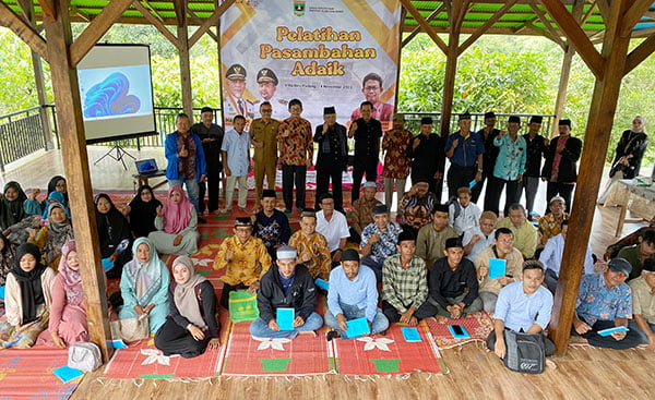 Perkuat Warisan Adat Budaya Minangkabau, Dinas Kebudayaan Sumbar Gelar Pelatihan Pasambahan Adaik 1 KABID Sejarah Adat dan Nilai-Nilai Tradisi, Fadhli Junaidi dan jajaran Dinas Kebudayaan Sumbar,
Anggota DPRD Sumbar, H Gustami Hidayat bersama peserta pelatihan pasambahan adaik di Lubuk Minturun, Padang, Selasa, (14/11).