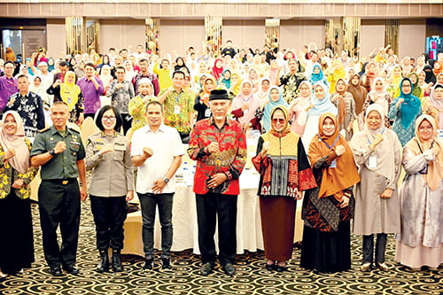 Wujudkan Indonesia Sehat dan Cerdas, Gubernur Sumbar Luncurkan Nagari Generasi Emas 1 GUBERNUR Sumbar, Mahyeldi Ansharullah bersama Kepala Dinkes Sumbar dr. Lila Yanwar, MARS, Forkopimda dan undangan saat peluncuran Program Nagari Generasi Emas, Minggu, (12/11).