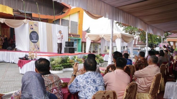 15 Desainer Ikut Lomba, Baju Kuruang Sulaman jadi Karya Mendorong Pertumbuhan Ekonomi 1 LOMBA DESAIN BAJU KURUNG— Pj Wako Pariaman Roberia menghadiri lomba desain baju kurung sulaman kapalo penitik tingkat Kota Pariaman tahun 2023.