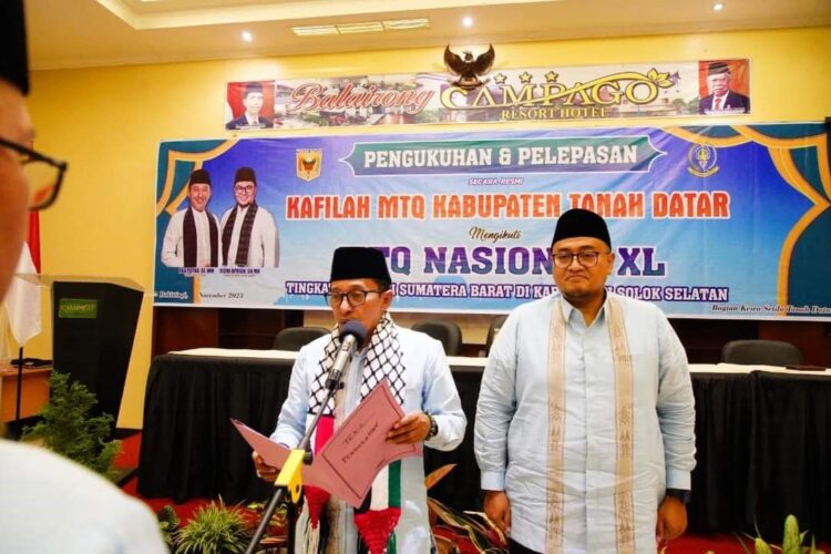 152 Kafilah dan Ofisial Dilepas Menuju MTQN Tingkat Sumbar 1 KUKUHKAN—Bupati Tanah Datar Eka Putra, kukuhkan dan resmi melepas 152 kafilah dan ofisial Tanah Datar, untuk mengikuti Musabaqah Tilawatil Quran (MTQ) Nasional XL Tingkat Provinsi Sumatera Barat.