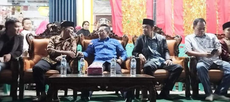 Bupati Eka Putra bersama Wali Nagari Andaleh Afrizal serta Rifaldi dan yang lainnya saat syukuran. (chandra antoni)