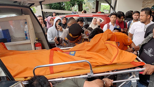 Gadis Cantik Tewas dalam Lemari, Ditemukan Tergantung dan Pintu Kamar Terkunci 1 PENEMUAN MAYAT— Polisi melakukan olah TKP penemuan mayat gadis cantik di kamar penginapan Jalan Veteran Dalam, Kelurahan Purus, Kecamatan Padang Barat, lalu mengevakuasinya ke RS Bhayangkara Padang.