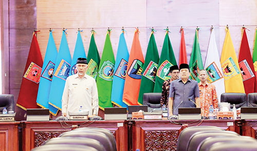 Rapat Paripurna DPRD Sumbar, Gebernur Beri Jawaban Atas Pandangan Umum Fraksi DPRD 1 Gubernur Sumatera Mahyeldi, Wakil Ketua DPRD sumbar Suwirpen menyanyikan lagu Indonesia Raya saat pembukaan rapat Paripurna DPRD Provinsi Sumatera Barat.