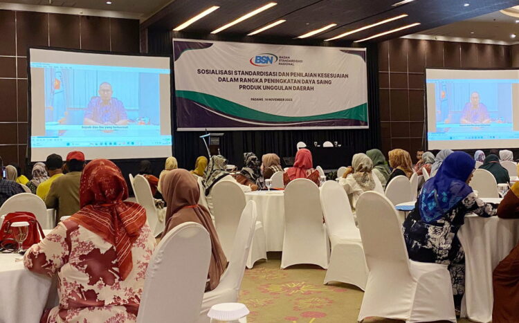 Andre Rosiade: Produk dengan SNI lebih Mudah Dipasarkan 1 PEMBUKAAN SOSIALISASI— Andre Rosiade membuka Sosialisasi Standardisasi dan Penilaian Kesesuaian dalam Rangka Peningkatan Daya Saing Produk Unggulan Daerah di Hotel Mercure, Kota Padang, Sumbar, Selasa (14/11).