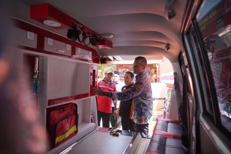 PLN Peduli Salurkan Mobil Ambulance Kepada KPB Padang 1 SERAHKAN— PLN UID Sumbar melalui program PLN Peduli serahkan bantuan sebesar Rp.300 Juta dalam bentuk Mobil Ambulance kepada Kelompok Peduli Bencana (KPB) Kota Padang.