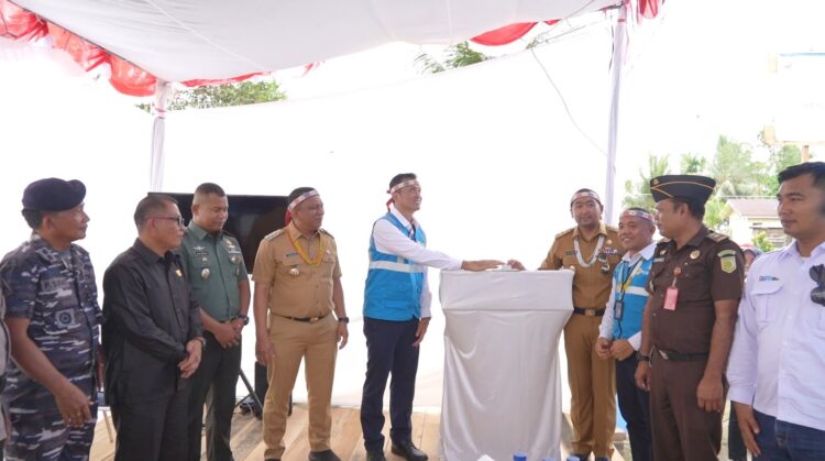 wujudkan terang--PT PLN (Persero) Unit Induk Distribusi (UID) Sumatera Barat berhasil wujudkan terang dengan mengalirkan listrik kepada masyarakat Dusun Berkat, Kabupaten Kepulauan Mentawai pada Senin (13/11).