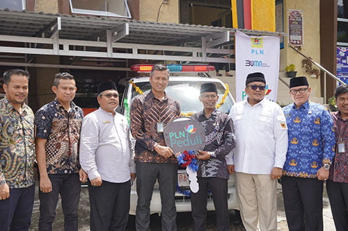 ambulans— PLN UID Sumatera Barat melalui program TJSL kembali menyalurkan bantuan sebuah unit mobil ambulans senilai Rp 300 Juta, kepada Masyarakat Padang Laweh Malalo, Kec Batupuh Selatan Kab Tanah Datar.