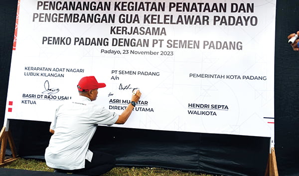Didukung Penuh PT Semen Padang, Gua Kelelawar Padayo jadi Objek Wisata Geopark di Kota Padang 1 PENCANANGAN PENGEMBANGAN GUA KELELAWAR— Wali Kota Padang Hendri Septa bersama Staf Direksi PT Semen Padang Durain Parmanoan, yang hadir mewakili Dirut PT Semen Padang Asri Mukhtar, melakukan penandatanganan Pencanangan Kegiatan Penataan dan Pengembangan Gua Kelelawar Padayo, Kamis (23/11).