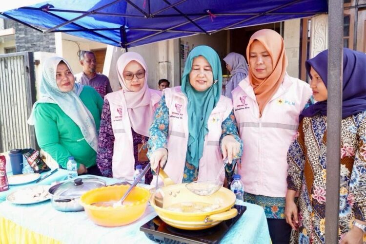 Demo Kompor Induksi, Ratusan Siswa Ramaikan Booth PLN 1 kompor induksi --PLN Unit Pelaksana Pelayanan Pelanggan (UP3) Padang sosialisasikan penggunaan kompor induksi kepada pelajar dan pengajar di SMK Negeri 1 Sumbar.