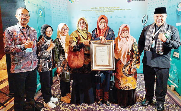 SEKRETARIS Daerah Kota Solok Syaiful, A, Kepala Dinas Kesehatan Dr. Elvi Rosanti, Subkoordinator Kesling dan Kesjaor Despa wildawati, foto bersama usai terima penghargaan.