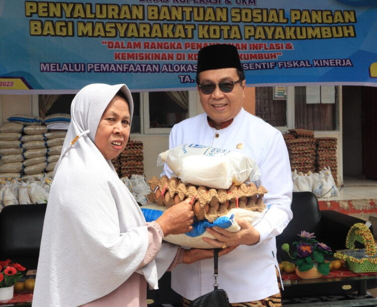 2.000 Paket Bantuan Pangan Diterima KPM 1 SERAHKAN BANTUAN PANGAN— Pj Wali Kota Payakumbuh Jasman memberikan bantuan pangan kepada keluarga penerima manfaat.