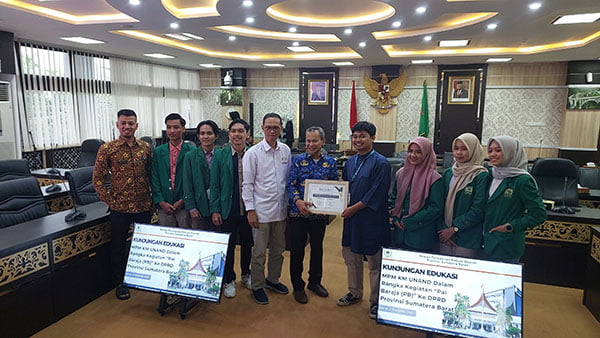 Belajar Fungsi dan Kewenangan DPRD dalam Pemerintahan, MPM KM Mahasiswa Unand Kunjungi DPRD 1 BELAJAR— Mahasiswa Universitas Andalas (Unand) yang tergabung Majelis Permusyawaratan Mahasiswa Keluarga Mahasiswa (MPM KM) mengunjungi Kantor DPRD Provinsi Sumatera Barat dalam rangka belajar.