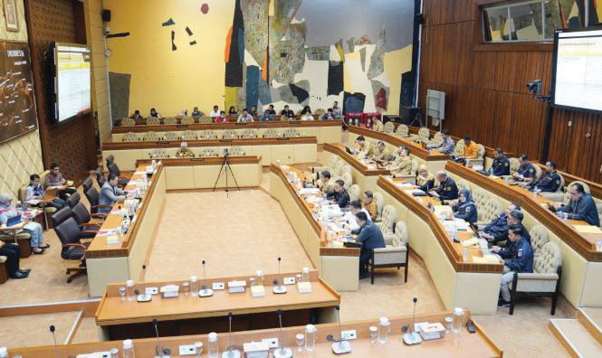 RAPAT DENGAR PENDAPAT— Ketua Bawaslu Rahmat Bagja, Anggota Bawaslu Paudi, Lolly Suhenty, dan Sekjen Bawaslu Ichsan Fuadi saat menghadiri Rapat Dengar Pendapat di Komplek DPR RI, Senin (20/11).