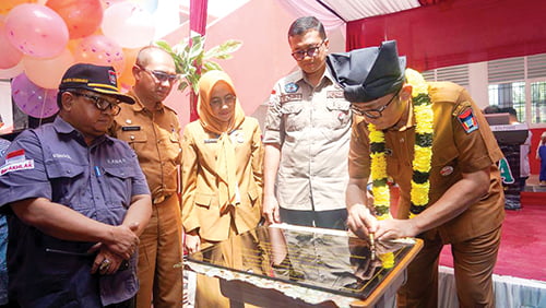 2 Tahun Menunggu, Gedung Baru SDN 11 Kampung Jua Diresmikan 1 TEMPATI GEDUNG BARU— Wali Kota Padang Hendri Septa melakukan penandatanganan prasasti dan pengguntingan pita tanda diresmikannya gedung baru SDN 11 Kampung Jua, Kecamatan Lubeg, Selasa (7/11).