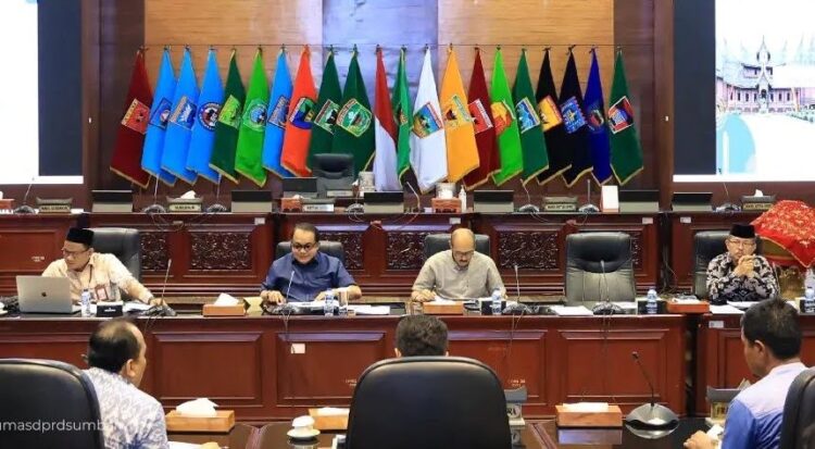 Bahas Program 2024, Komisi III DPRD Sumbar Gelar Rapat Kerja Bersama Mitra 1 RAPAT KERJA--Komisi III DPRD Sumbar menggelar Rapat Kerja bersama mitra kerja di Ruang sidang utama DPRD Provinsi Sumatera Barat.