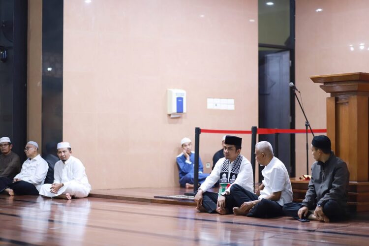 Wawako Solok Hadir Panggalangan Dana Kemanusiaan untuk Palestina 1 TABLIGH AKBAR— Wakil Wali Kota Solok, Dr. H. Ramadhani Kirana Putra menghadiri tabligh akbar dalam rangka penggalangan dana kemanusiaan untuk rakyat Palestina, di Masjid Agung Al-Musinin Kota Solok.