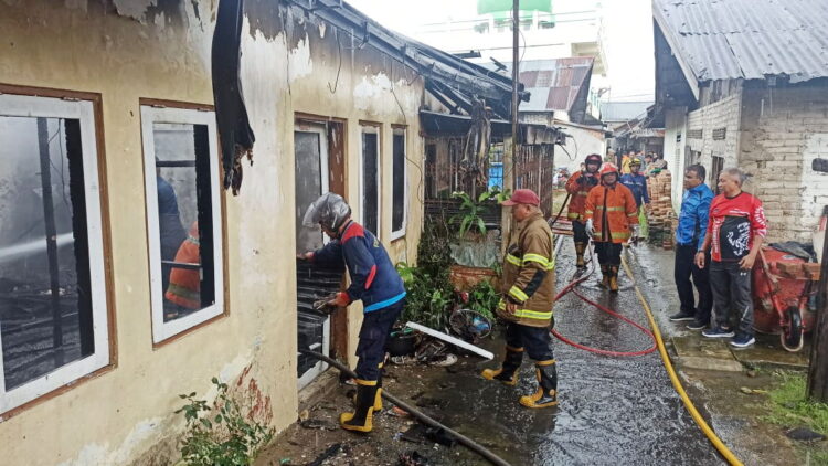 Ditinggal Cari Makan, Rumah Guru Ludes Terbakar 1 KEBAKARAN— Petugas Damkar melakukan penyemprotan air untuk memadamkan kebakaran rumah di Jalan Merapi Kabun Pulasan, Kota Bukittinggi.