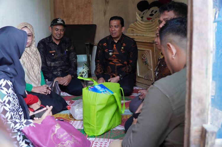 SERAHKAN BANTUAN PANGAN— Pj Wali Kota Padang Panjang, Sonny Budaya Putra, menyerahkan secara simbolis bantuan pangan pokok untuk baduta (anak di bawah usia dua tahun) dan ibu hamil berisiko stunting, Kamis (16/11).