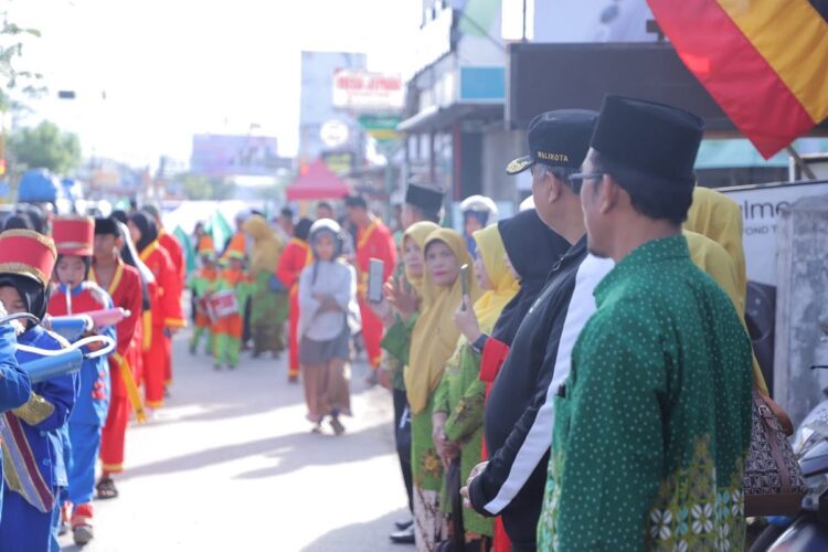 Wako Lepas Pawai Semarak Milad Muhammadiyah ke-111 Tingkat Kota Solok 1 LEPAS PESERTA PAWAI—Wali Kota Solok, Zul Elfian Umar melepas pawai dalam rangka semarak Milad Muhammadiyah ke-111 tingkat Kota Solok, di Kelurahan Pasar Pandan Air Mati (PPA), Sabtu (18/11).