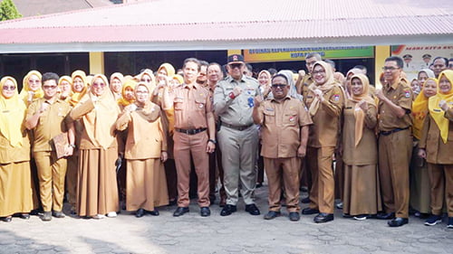 POSE KEPALKAN TANGAN— Sekda Kota Padang Andree Algamar bersama ASN dari tiga OPD yang berkantor di eks gedung SMA 1 Padang, di jalan Sudirman, melakukan pose dengan mengepalkan tangan. Jelang Pemilu 2024, ASN dilarang melakukan pose jari tangan yang menunjukkan simbol angka-angka.