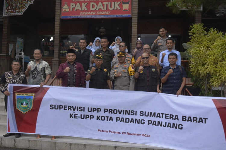 Tim UPP Saber Pungli Sumbar Kunjungi UPP Padang Panjang, Cegah Pungli Sektor Layanan Publik 1 KUNJUNGAN UPP SABER PUNGLI—Tim Unit Pemberantasan Pungutan (UPP) Saber Pungli Provinsi Sumatera Barat, saat melakukan kunjungan ke UPP Kota Padang Panjang, Kamis (23/11).