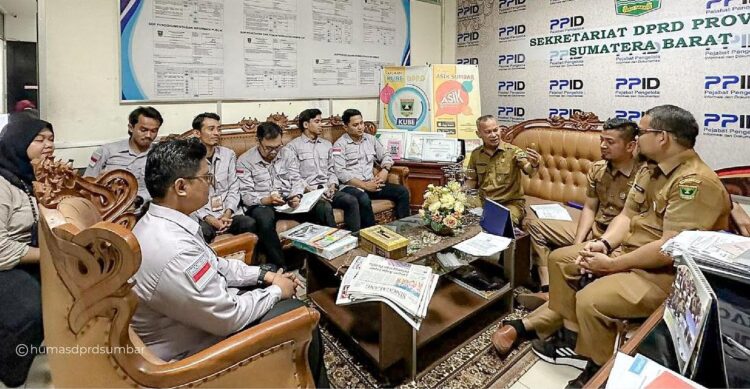 rapat tim --Kepala Bagian Persidangan dan Perundang-undangam Sekretariat DPRD Sumatera Barat, Zardi Syahrir.SH.MM saat rapat tim Pejabat Pengelola Informasi Daerah (PPID) di lingkup Sekretariat DPRD Sumbar.