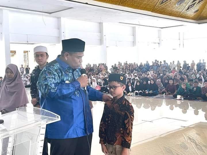 DIALOG—Bupati Padangpariaman Suhatri Bur saat berdialog dengan salahseorang hafidz/hafidzah usai serahkan bantuan.