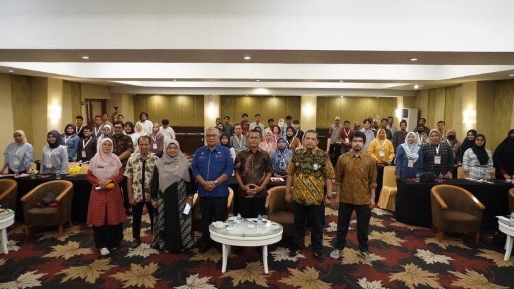 Foto: Stafsus Kemenperin RI, Febri Hendri Antoni Arief saat memberikan arahan kepada peserta IKM, di Hotel Pangeran City, Kamis, (16/11)