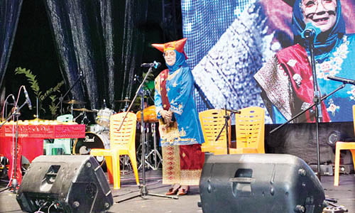 Perdana Digelar, Festival Bukik Gado-gado Semarak, Titik Awal Kebangkitan Pariwisata Tiga Kawasan 1 ANGGOTA DPRD Kota Padang dari PAN, Irawati Meuraksa beri sambutan
saat Penutupan Festival Bukik Gado-gado.