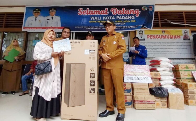 5 Pelaku UMKM di Pauh Terima Bantuan Alat Penunjang Produksi 1 BANTUAN PRODUKSI— Wako Padang Hendri Septa menyerahkan bantuan alat penunjang produksi untuk pelaku UMKM di Kecamatan Pauh, Senin (6/11).