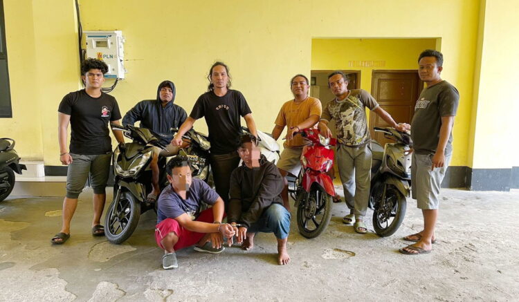 2 Spesialis Curanmor Ditangkap Tim Macan Kumbang, Sepeda Motor Milik Pemancing jadi Sasaran 1 CURANMOR— Dua pelaku curanmor berinisial R (35) dan RB (24) ditangkap Tim Macan Kumbang Polres Pessel dengan barang bukti lima unit sepeda motor hasil curian.