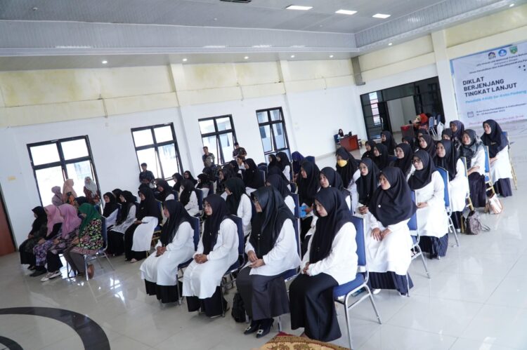 50 Pendidik PAUD Ikuti Diklat Berjenjang 1 IKUTI DIKLAT— Sebanyak 50 pendidik PAUD mengikut diklat di Aula Dinas Pendidikan dan Kebudayaan (Disdikbud), Kamis (16/11).