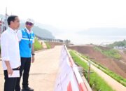 Resmikan PLTS Terapung Cirata, Presiden Jokowi: Teknologi Smart Grid PLN Bisa Mendorong Akses Listrik Bersih di Indonesia