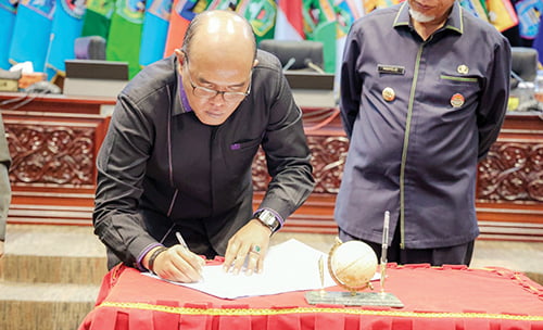 Rapat Paripurna, DPRD Sumbar Tetapkan Propemperda Tahun 2024 1 Ketua DPRD sumbar menandatangani konsep keputusan DPRD tentang Propemperda Provinsi Sumatera Barat Tahun 2024.