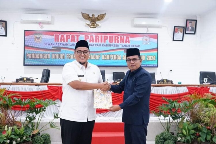 Delapan Fraksi DPRD Tanah Datar, Sampaikan Pandangan Umum Ranperda APBD 2024 1 SERAHKAN—Wakil Ketua DPRD Tanahdatar Anton Yondra serahkan nota jawaban pandangan fraksi pada Wakil Bupati Tanahdatar Richi Aprian.