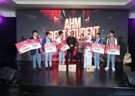 AHM Best Student 2023, Water Purifier Tenaga Surya dan Pengaman Transaksi Digital Menangkan AHM Best Student 2023 1 PEMENANG— Para pemenang AHM Best Student 2023 menerima hadiah.