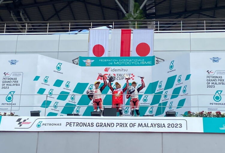 RAIH PODIUM— Pebalap  Astra Honda, Veda Ega Pratama (tengah) berhasil raih podium pertama pada race kedua Idemitsu Asia Talent Cup (IATC) seri kelima yang digelar di Sepang International Circuit (12/11).