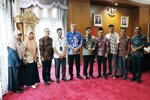 Parpol Diminta Tertibkan APK Secara Mandiri, Roberia: Dapat Digunakan kembali Pada Masa Kampanye 1 SILATURAHMI— Pj Walikota Pariaman, Roberia, menerima kunjungan Komisioner KPU Kota Pariaman, kemarin.