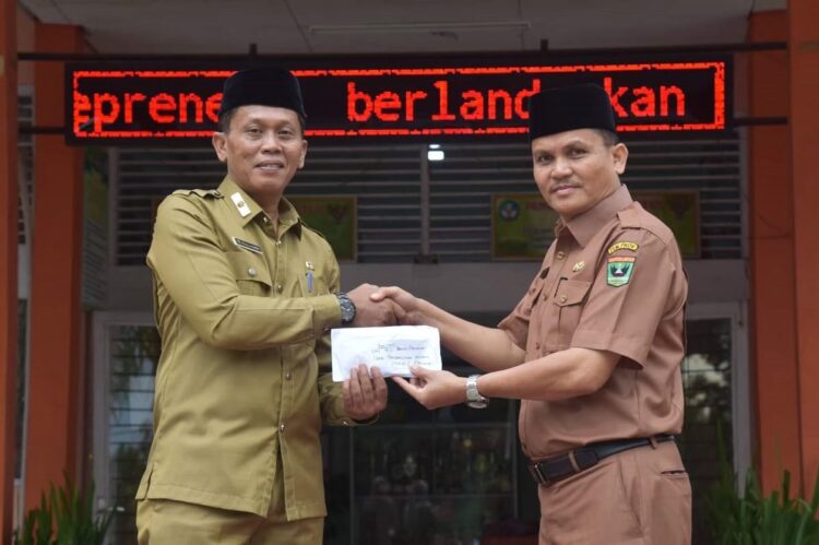 ASN Kota Pariaman Badonecak, Bantu Rp5 Juta Pembangunan Mushalla SMKN I 1 SERAHKAN DANA BADONCEK— Setdako Pariaman, Elfis Candra serahkan hasil badoncek ASN pada Kepala SMK Negeri I Pariaman yang akan digunakan untuk pembangunan mushalla.
