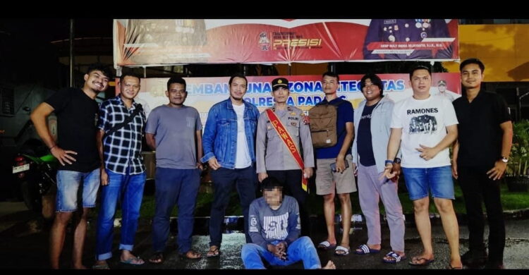 Pria Duda Jadikan 2 Putri Kandungnya Budak Nafsu, Diperkosa Bekali-kali selama 4 Tahun, Tinggal Serumah sejak Bercerai dengan Istri 1 CABULI PUTRI KANDUNG— Pelaku Firman (48) ditangkap Tim Klewang Polresta Padang atas kasus pencabulan terhadap dua putri kandungnya. Pelaku ditangkap di tempat tinggalnya, saat tengah tertidur.