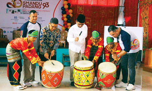 Reuni Akbar 30 Tahun Angkatan 93 SMAN 2, Adakan Sharing Section hingga Pengabdian Masyarakat 1 REUNI AKBAR— Kepala Disdik Sumbar Barlius didampingi Ketua Alumni Angkatan 93 SMA 2 Padang, Kepala SMAN 2 Nuragusman Eka Putra, dan ketua pelaksana acara AKP Muzhendri, melakukan pemukulan tambur, tanda dimulainya reuni akbar 30 tahun alumni angkatan 1993, Sabtu (4/11).