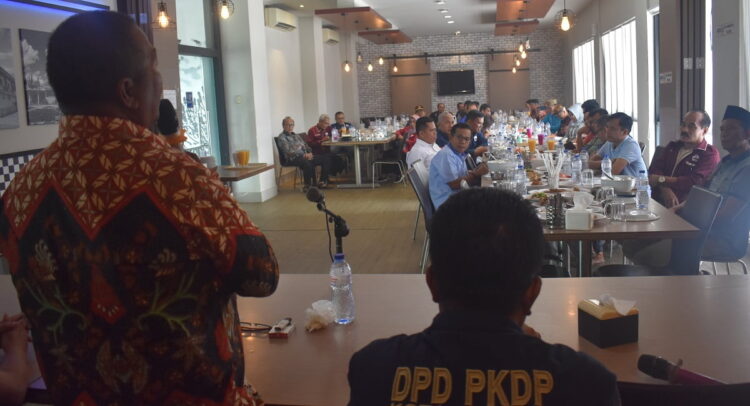 ARAHAN—Amril Amin , S.AP, MM , saat memberikan arahan kepada pengurus DPD PKDP Kota Padang , DPC PKDP Se- Kota Padang dan Calon Legislatif.