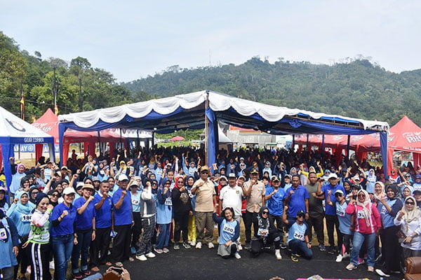 Hadiah Jutaan Rupiah, Bertabur Doorprize, Lomba Senam Sehat AA Sukses Digelar 1 BERSAMAāAmril Amin, S.AP, MM , Wakil Ketua DPRD Padang di dampingi Kadispora Kota Padang Afriadi , Jasman Camat Padang Selatan serta para peseta Lomba Senam Sehat AA dan lainnya